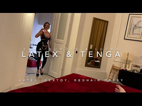 ❤️ Ngoanana e monyane ea nang le hlooho e khubelu ea apereng seaparo sa latex se kentsoeng ke ntate oa bobeli Porno ☑