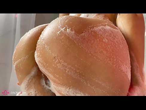 ❤️ Brunette o ipholla litho tsa botona kapa botšehali ho li khotsofatsa Pussy e nang le Vibrator ho ea ho Intense Orgasm in Shower Porno ☑