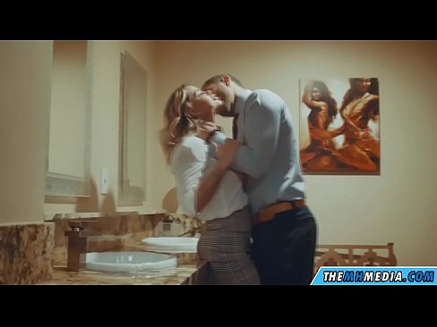 ❤️ Ha blonde e mahlahahlaha e u eka ka kamoreng ea ho phomola ea sechaba Porno ☑